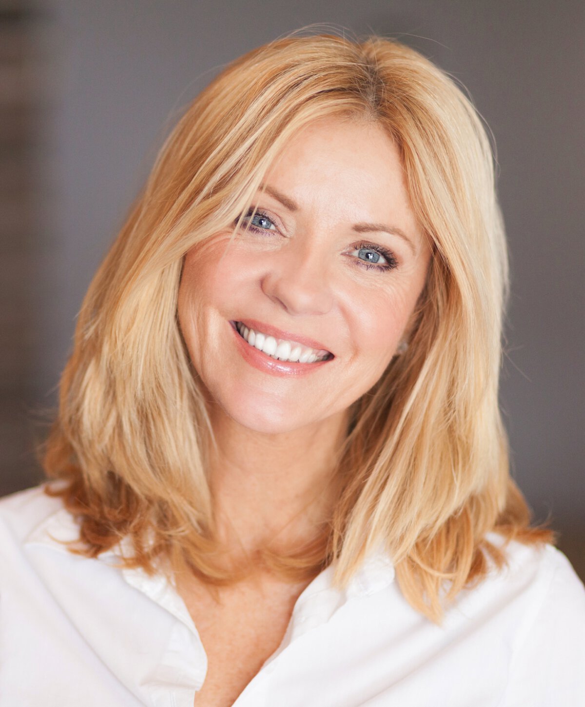 St Albert Dental Crown model with blonde hair